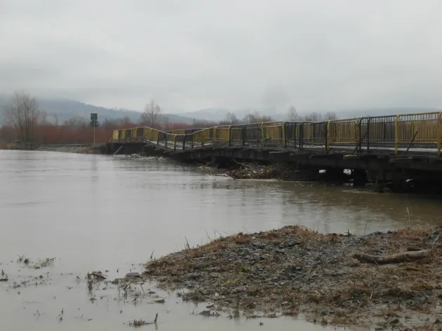 Eliberarea de arbori şi gunoaie a podului dintre Comăna şi Crihalma, plătită de Consiliul Judeţean