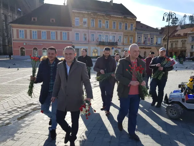 Social-democraţii au ieşit la împărţit flori în centrul oraşului  