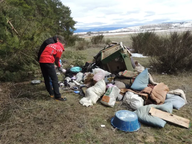 Două căruţe de gunoaie vărsate în rezervaţia de la Reci. Printre deşeuri, facturi ale vinovatului