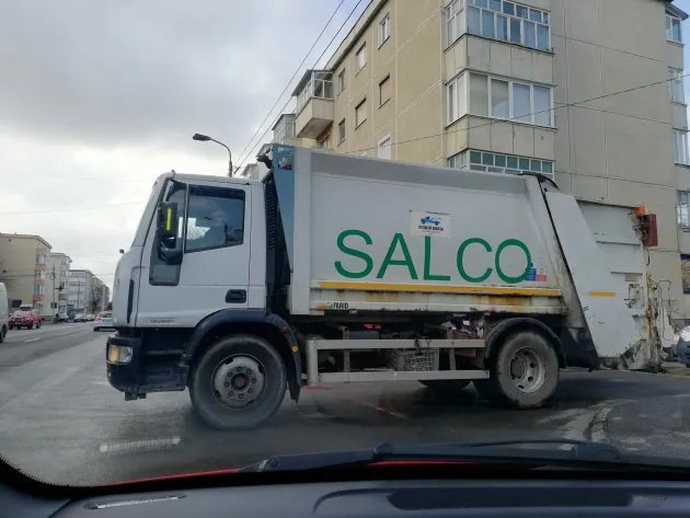 Scandalagiu băut, s-a luat de toți angajaţii de la Salubritate ieșiți în cale