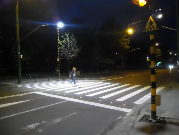 Trecerile de pietoni „întunecate” de pe DN 13, din zona Stupini, vor fi într-un final luminate