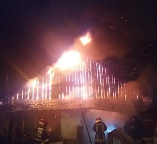 Acoperişul unei magazii, distrus într-un incendiu