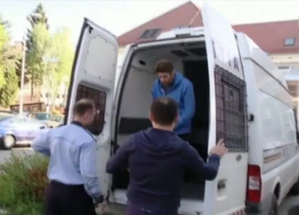 Florin Buliga, dus în faţa judecătorului. Criminalul propriei familii a chemat preotul de două ori în arest