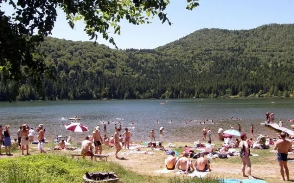 Scăldatul în Lacul Sfânta Ana, cea mai pură apă din România, a fost interzis