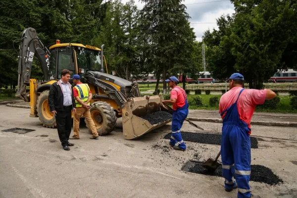 Primele asfaltări de după `90 în Timişu de Jos, Timişu de Sus şi Dâmbul Morii