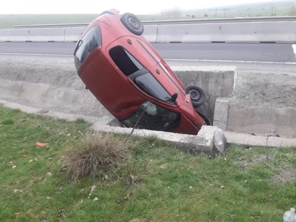 Accident spectaculos la Codlea: Şoferiţă de 19 ani, „parcată” în plan vertical