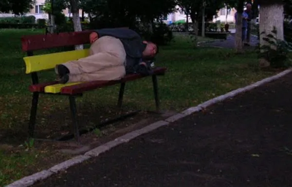 Distracţie de beţivi: Datul cu picioarele într-un om al străzii