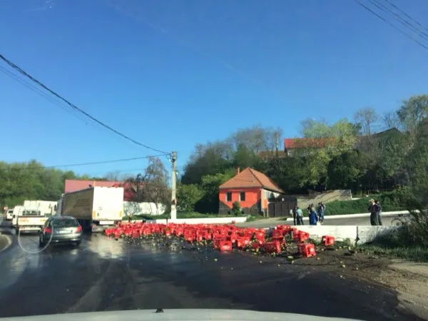 A scăpat zeci de lăzi cu bere pe șosea