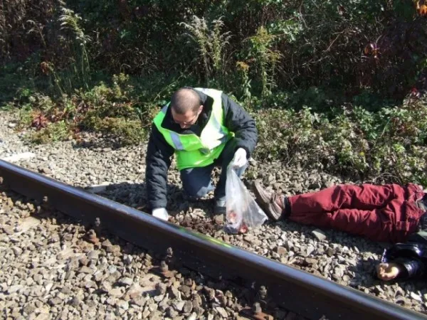 Cadavru găsit lângă calea ferată, la Caţa