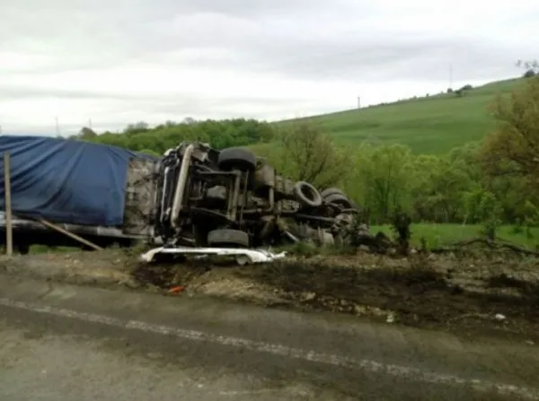 O explozie de anvelopă i-a trimis într-un cap de pod