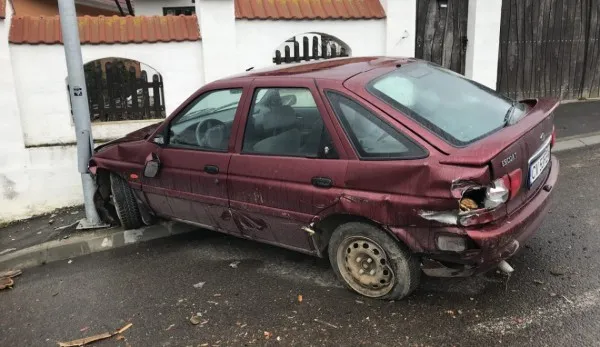 Un căruţaş a lovit două maşini, după care şi-a luat calul şi a fugit