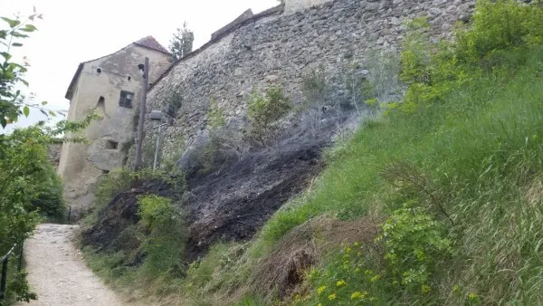 Foc lângă Cetatea Râșnov