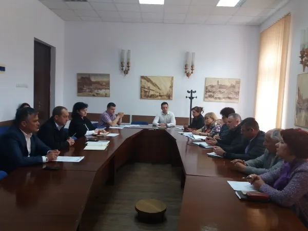 Cum vor continua programele „Fructe în şcoli” şi „Laptele şi Cornul”? Consultare la Braşov pentru varianta 2018 - 2019
