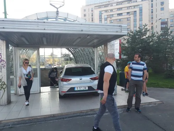 O parcare... imposibilă. După o zi a apărut şi şoferul şi explică manevra: salt în aer la 90 de grade şi stop „la milimetru”