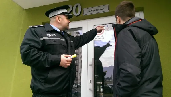 Noua amendă: Poliţia îi caută pe cei care fumează pe scările blocurilor