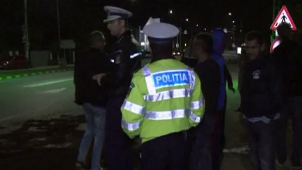 Deranjaţi de la chef, au înjurat poliţiştii şi au aruncat cu ce au apucat în ei