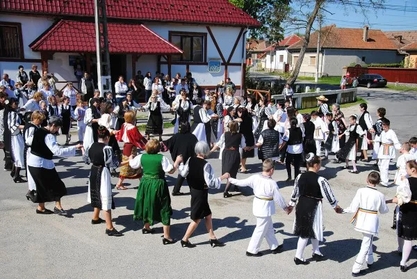 Hora de la Bucium, în stradă, cu 200 de oameni în costume populare