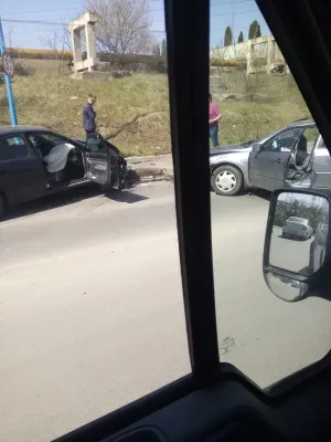 O femeie şi un copil de şase ani, răniţi într-un accident, în zona Remat