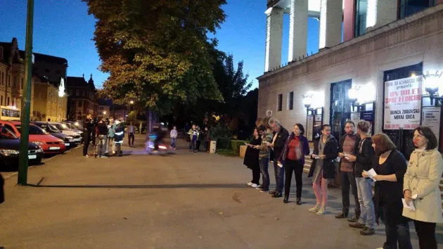 Protestatarii concediaţi de la Teatru, reangajaţi şi plătiţi şi pentru perioada în care au stat acasă