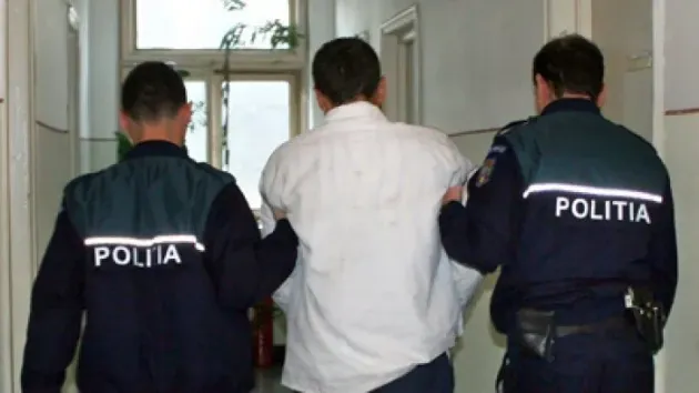 Bătăuş la cumpărături: A bătut casieriţa, a cotonogit şi poliţistul venit s-o scape
