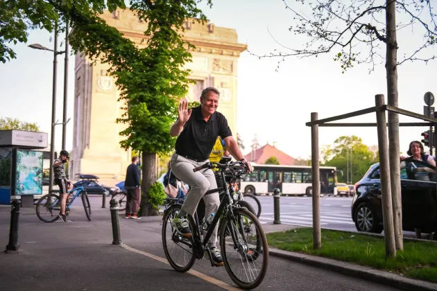 Cât costă bicicleta cu care se plimbă Klaus Iohannis