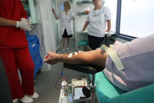 Donează sânge şi primeşti şi o carte