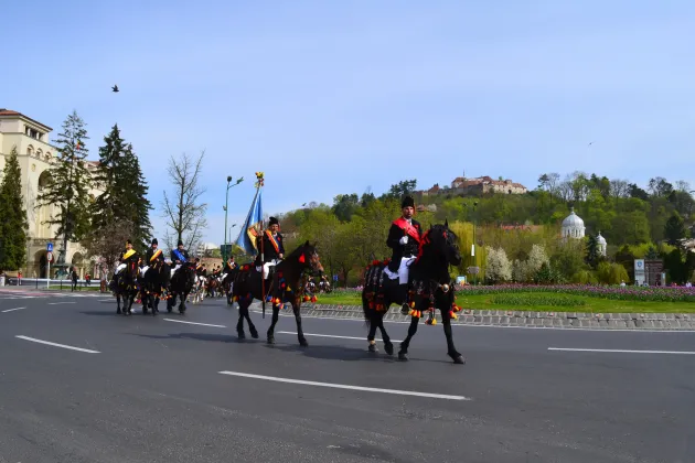 „Hristos a Înviat!”, salutul adresat ieri Braşovului de peste 200 de juni. „Adevărat a Înviat!” au răspuns 30.000 de braşoveni şi turişti veniţi să-i vadă