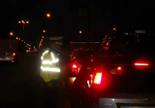 A ameninţat că se sinucide şi s-a urcat băut la volan