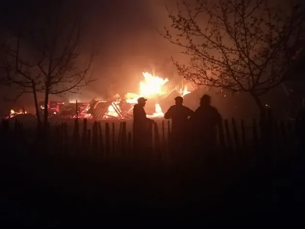 Hală de lemne, în flăcări, la Sita Buzăului