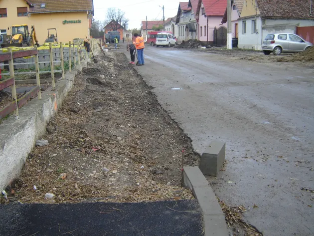 Lucrările privind dezvoltarea şi modernizarea infrastructurii din satul Rotbav au fost reluate