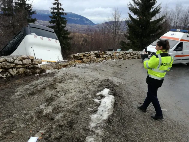 Două autocare implicate ieri în accidente