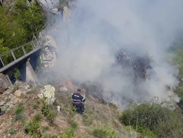 Incendiu puternic pe Transfăgărăşan: Mobilizare pentru 200 de pompieri din şase judeţe