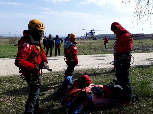 Şi-au riscat viaţa ca să-i scoată din „mormintele de zăpadă”