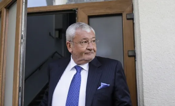 Sebastian Vlădescu recunoaşte că nu ştie nici măcar să pornească un calculator
