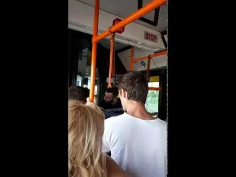 Ce-a făcut „agentul” când nu i-a cedat doamna locul în autobuz: S-a certat cu toată lumea şi a dat cu spray paralizant