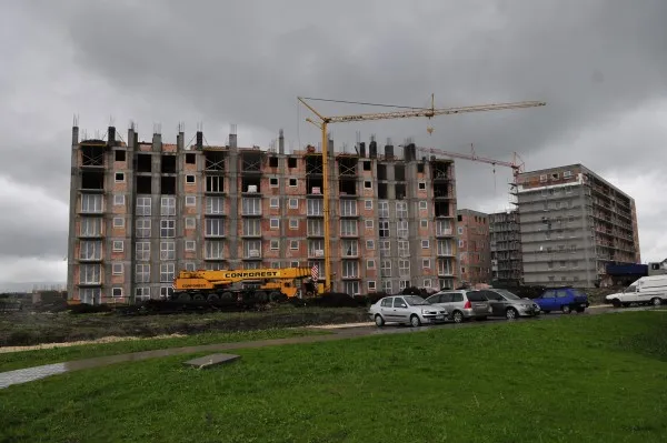 Patru blocuri neterminate din zona Bartolomeu vor fi demolate 