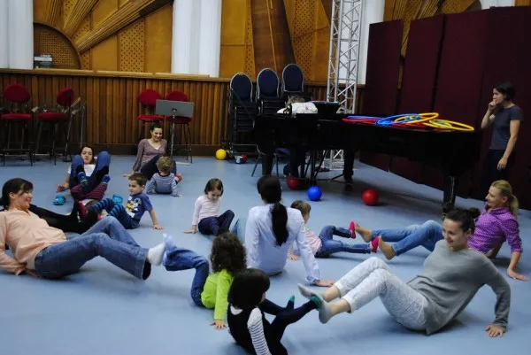 Dascălii din Braşov, învăţaţi cum să predea copiilor muzică şi mişcare 