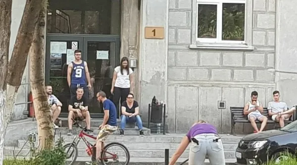 Vecinii studenţilor din Memorandumului au făcut curăţenie în campus sub privirile nepăsătoare ale acestora