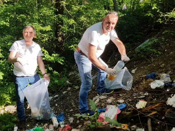 500 de kilograme de deşeuri, strânse de 40 de membri ALDE Braşov de pe drumul Râşnov - Predeal