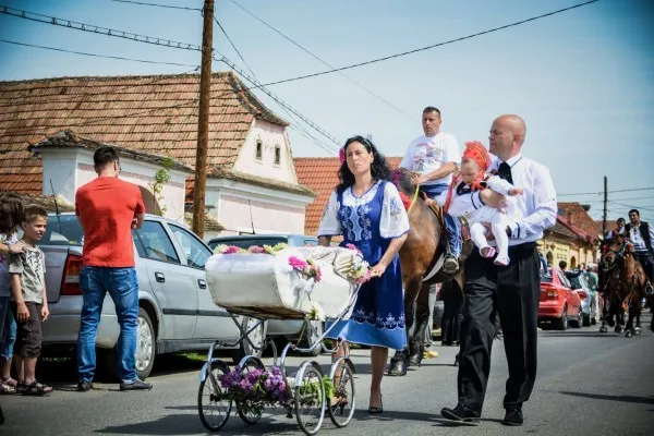 Sătenii din Bod ies la paradă. Harta României de 5 metri, făcută din flori, va fi carul alegoric al anului