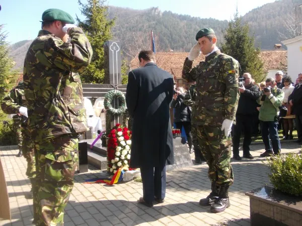 Procesiunea coroanelor. În numai puţin de cinci locuri se vor depune azi jerbe de flori, în cinstea eroilor