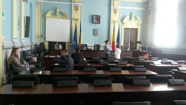 Sala goală la dezbaterea noului Cod rutier, la Braşov. 80 de şcoli de şoferi şi cabinete  psihologice invitate