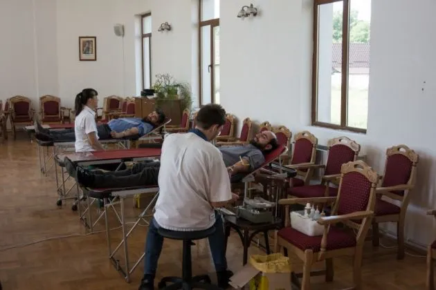 Zeci de oameni au donat sânge, adunaţi de Biserică