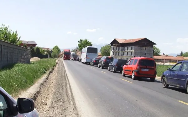 Colecţia de primăvară-toamnă: semafoare şi cozi în trafic pe DN 73