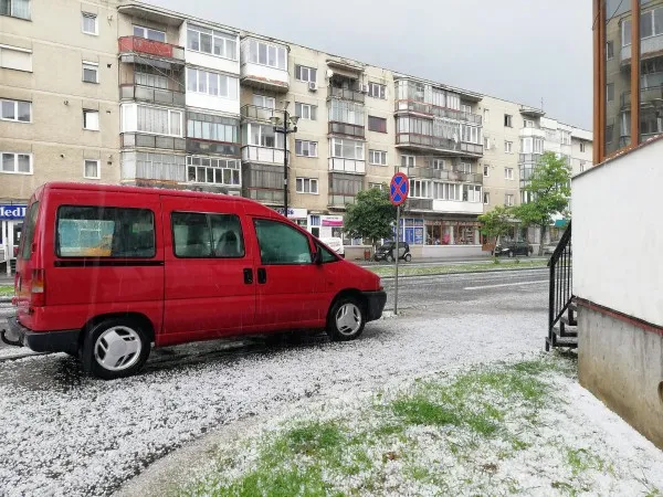 În 10 minute, prăpăd. Grindina a lovit Ţara Făgăraşului 