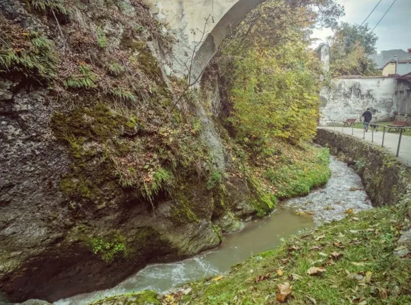 Mirosul „Spurcatei” ar putea dispărea cu ajutorul unei roci speciale