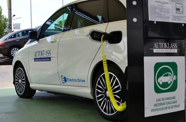 Benzinăriile „electrice” devin obligatorii prin lege, până în 2020