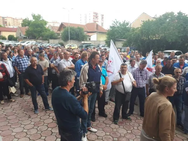 200 de angajaţi Electrica au ieşit în stradă pentru că au aceleaşi salarii ca acum 10 ani