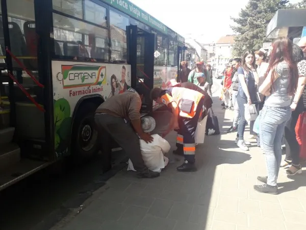 I-a trecut autobuzul peste degetele de la picioare. Varianta martorilor, varianta şoferului