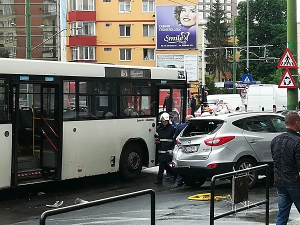 Două tamponări în aceeași intersecție